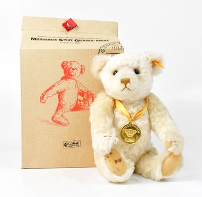 Lot 430 - STEIFF; a German collectors' bear 'Danbury...