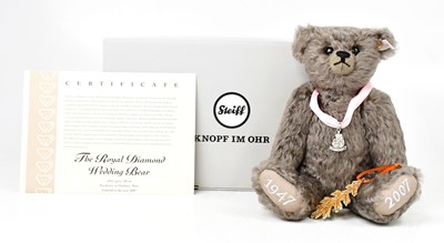 Lot 439 - STEIFF; a German collectors' bear, 'Royal...