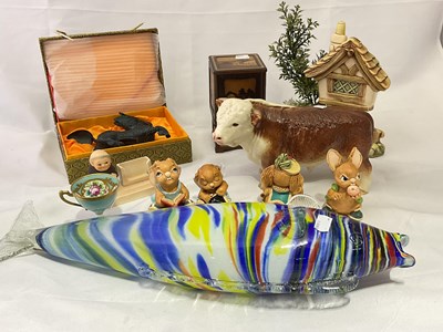 Lot 300 - A mixed group of ceramics and other items...