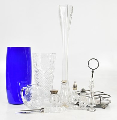 Lot 322 - A collection of ornamental glassware including...