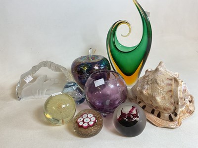 Lot 341 - A group of decorative glassware including a...