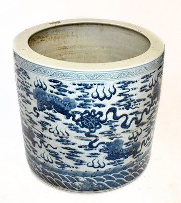 Lot 1024 - A large 18th century Chinese blue and white...