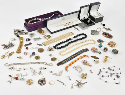 Lot 122 - A collection of assorted costume jewellery,...