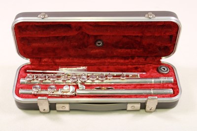 Lot 120 - ROMILLY; a cased graduate flute.