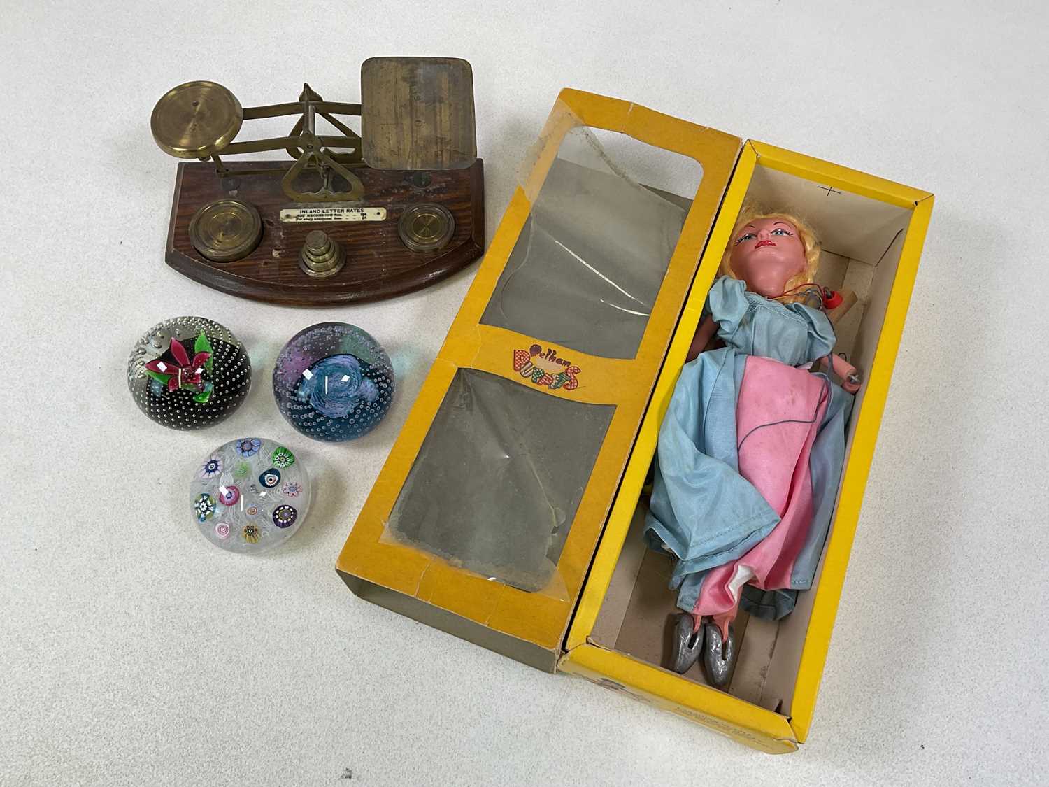 Lot 35 - A group of collectors' items, comprising a...