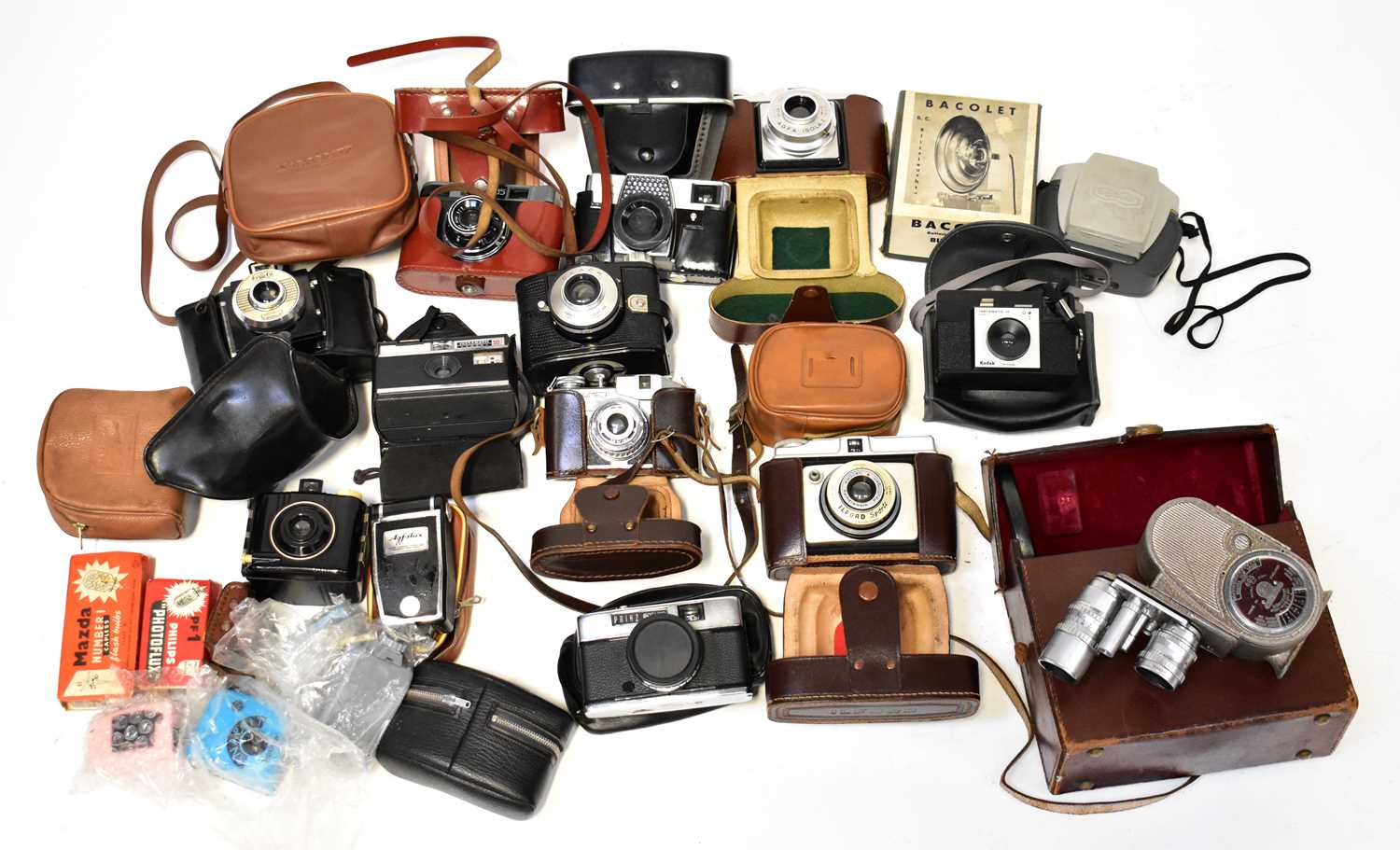 Lot 716 - A quantity of vintage cameras and other items,...