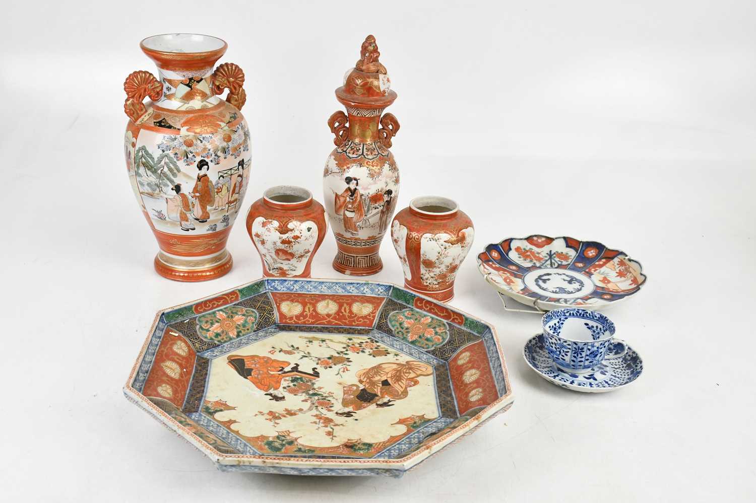 Lot 33 - A collection of Oriental ceramics including...