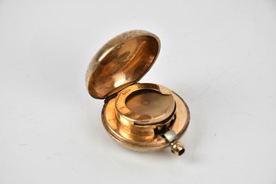 Lot 3 - A 9ct yellow gold sovereign holder with chased...