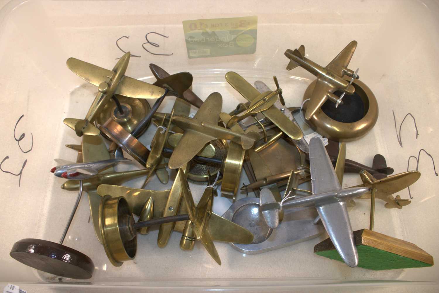 Lot 116 - A group of vintage model aeroplanes, some in...