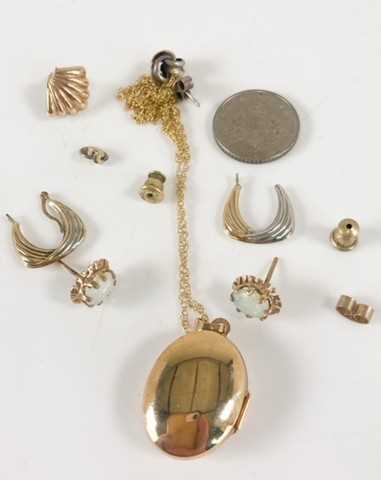 Lot 401 - A 9ct yellow gold oval locket on fine link...