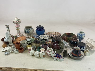 Lot 1151 - A quantity of decorative ceramics including a...