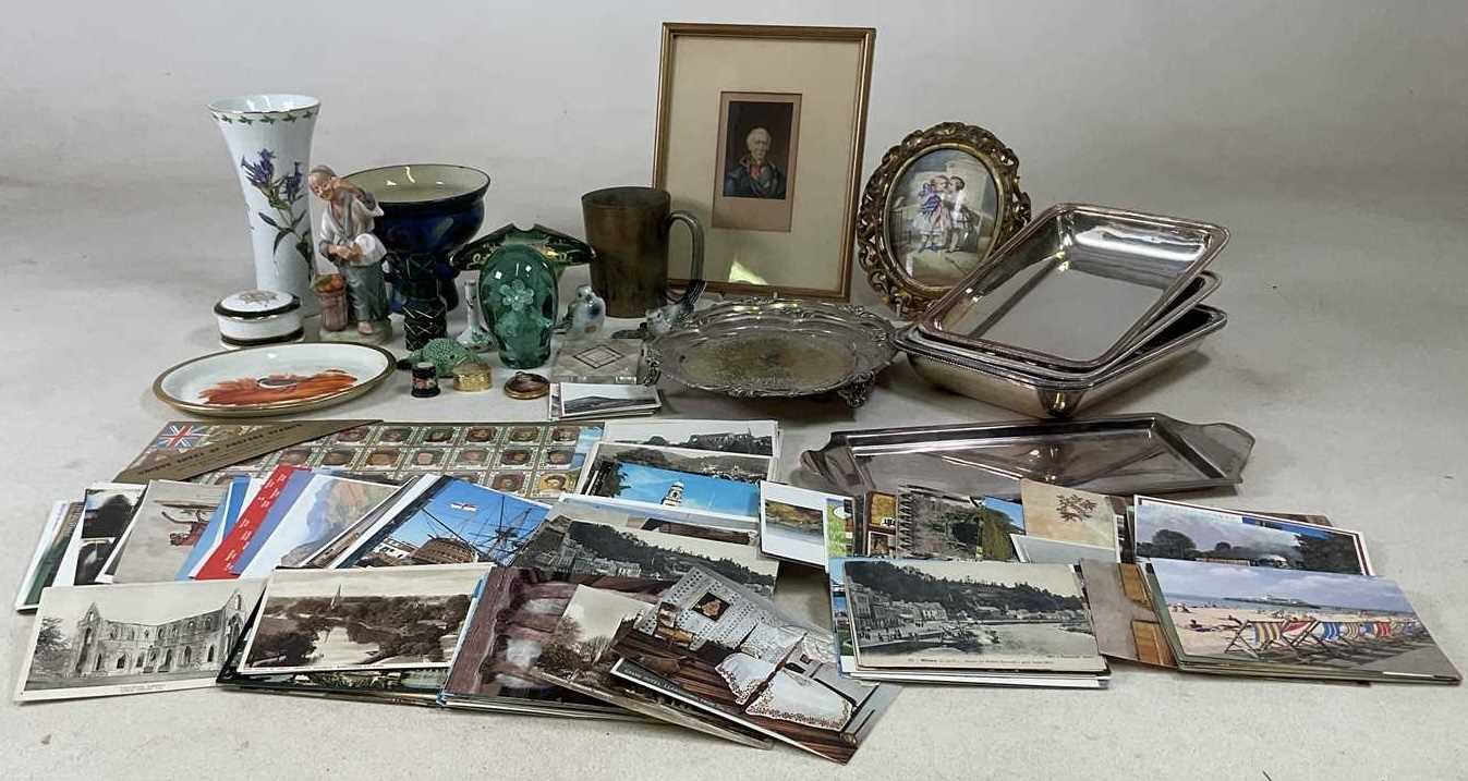 Lot 44 - A small collectors' lot, to include a George...
