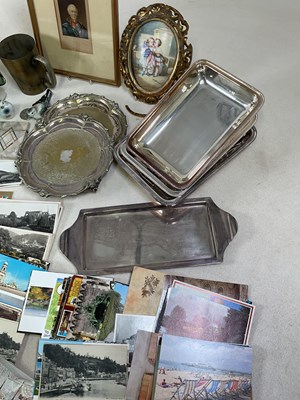 Lot 44 - A small collectors' lot, to include a George...