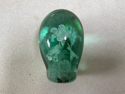 Lot 44 - A small collectors' lot, to include a George...