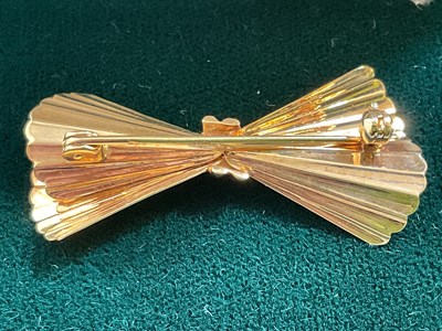 Lot 336 - A 9ct yellow gold bow brooch, length 4cm,...