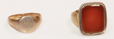 Lot 1190 - A 9ct yellow gold carnelian set signet ring,...