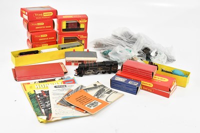 Lot 2140 - HIRNBY DUBLO; a OO gauge loco and tenders,...