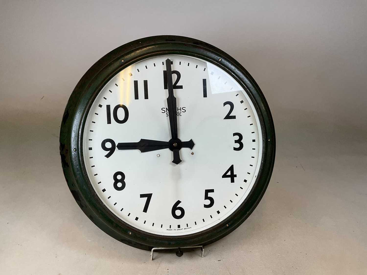 Lot 640 - A large vintage Smith's Sectric wall clock