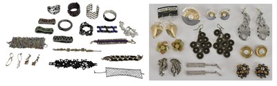 Lot 1385 - A small quantity of costume jewellery,...