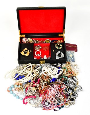 Lot 1534 - A quantity of vintage costume jewellery, to...