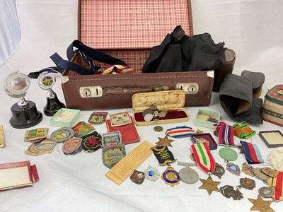 Lot 69 - A group of various collectors' items including...