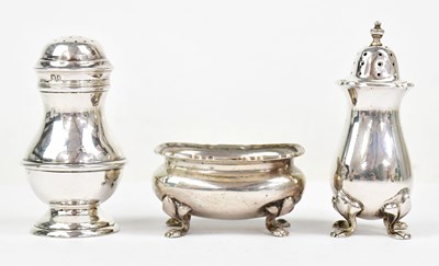 Lot 1104 - SYNYER & BEDDOES; a George V hallmarked silver...