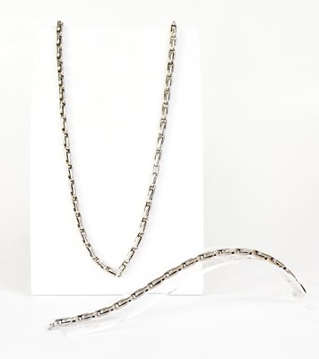 Lot 1500 - A silver chain necklace with elongated links...