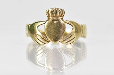 Lot 1326 - A 9ct yellow gold Clodagh ring, size W, approx....