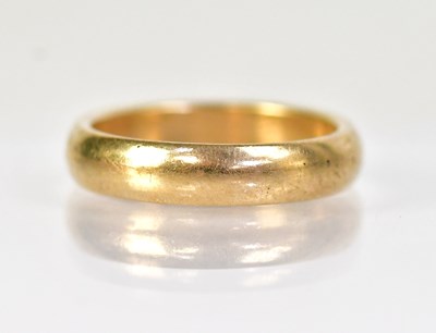 Lot 1319 - A 9ct yellow gold wedding band with hallmarks...
