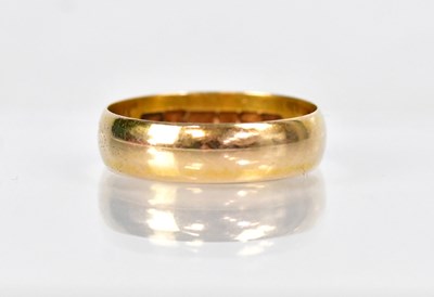 Lot 1305 - An 18ct yellow gold wedding band, with...