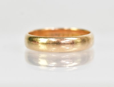 Lot 1304 - An 18ct yellow gold wedding band, with...