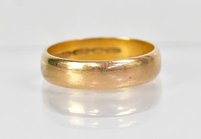 Lot 1306 - An 18ct yellow gold wedding band, with...