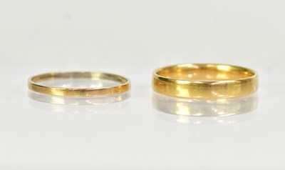 Lot 1307 - An 18ct yellow gold wedding band, size T, and...