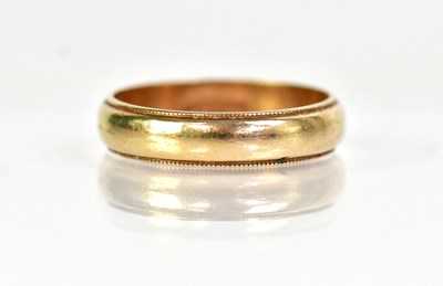 Lot 1322 - A 9ct yellow gold wedding band with beaded...