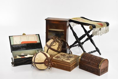 Lot 1417 - A small group of collectors' items comprising...