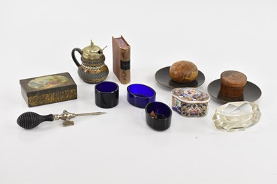 Lot 1537 - A small collectors' lot including champagne...