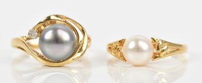 Lot 402 - A yellow metal diamond and grey pearl set...