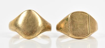 Lot 413 - A 9ct yellow gold signet ring, with...