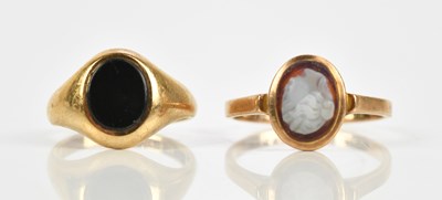Lot 449 - A 9ct yellow gold signet ring set with onyx...