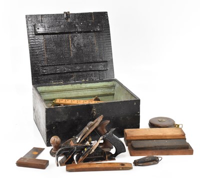 Lot 1399 - A WWII military pocket knife, with an...