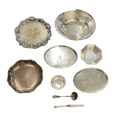 Lot 1075 - A small quantity of silver-plated items,...
