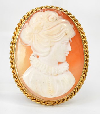 Lot 1400 - A 9ct yellow gold cameo brooch/pendant, the...