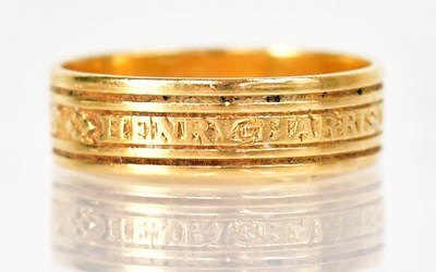 Lot 1354 - A George III yellow gold mourning ring,...