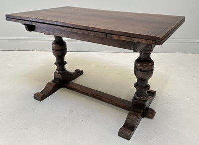 Lot 1247 - An early 20th century oak draw-leaf dining...