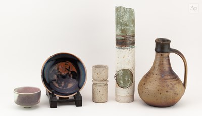 Lot 723 - A group of stoneware and porcelain ceramics...