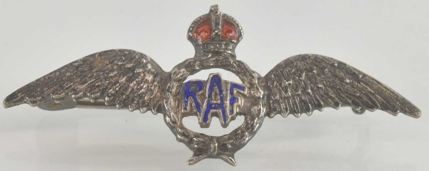 Lot 1329 - A 9ct white gold RAF sweetheart brooch, with...