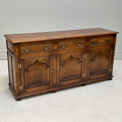 Lot 1094 - A reproduction oak dresser base in the style...