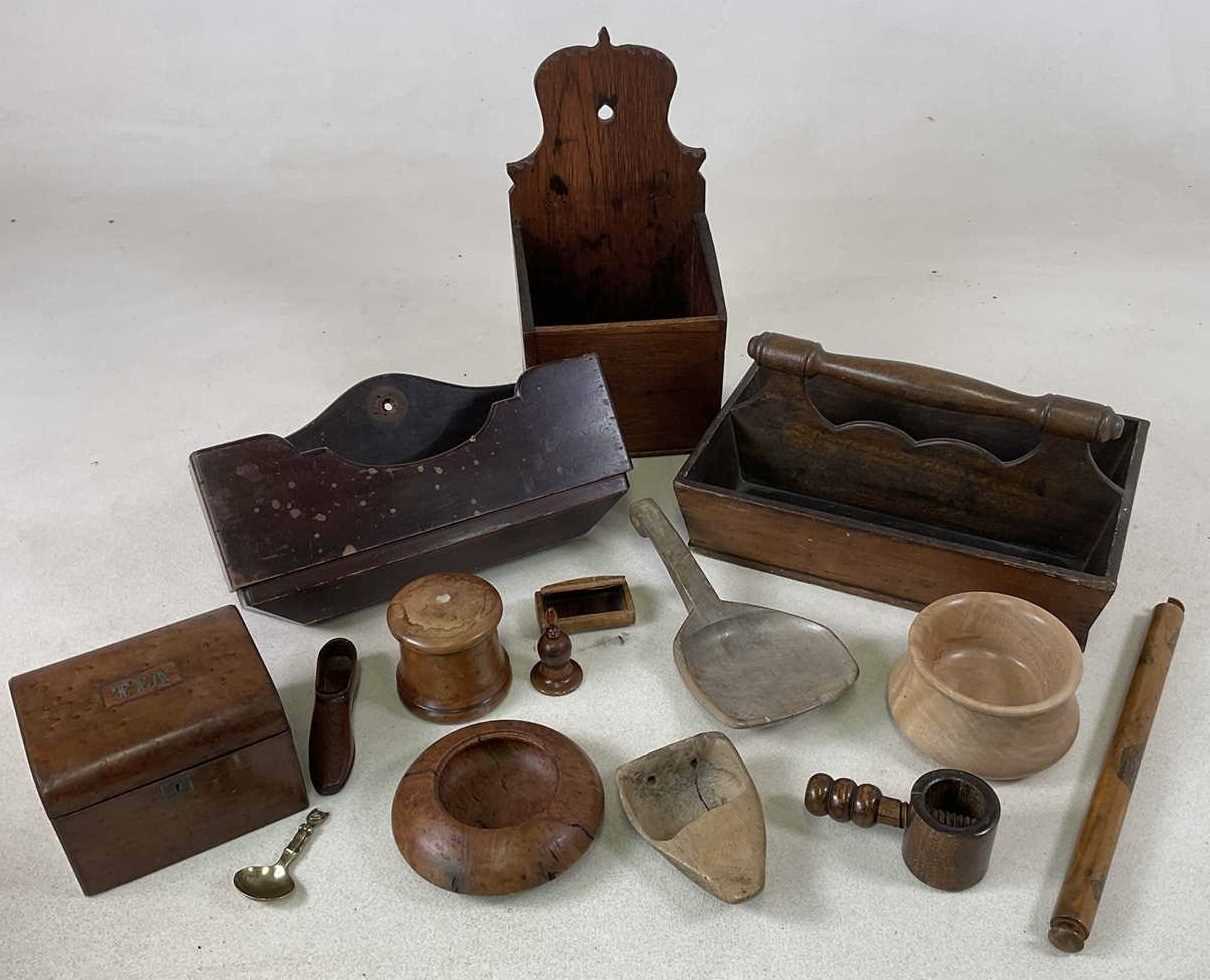 Lot 16 - A quantity of treen items, to include boxes,...