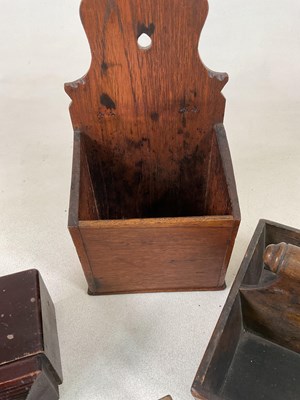 Lot 16 - A quantity of treen items, to include boxes,...