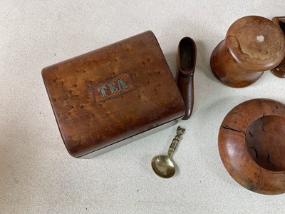 Lot 16 - A quantity of treen items, to include boxes,...